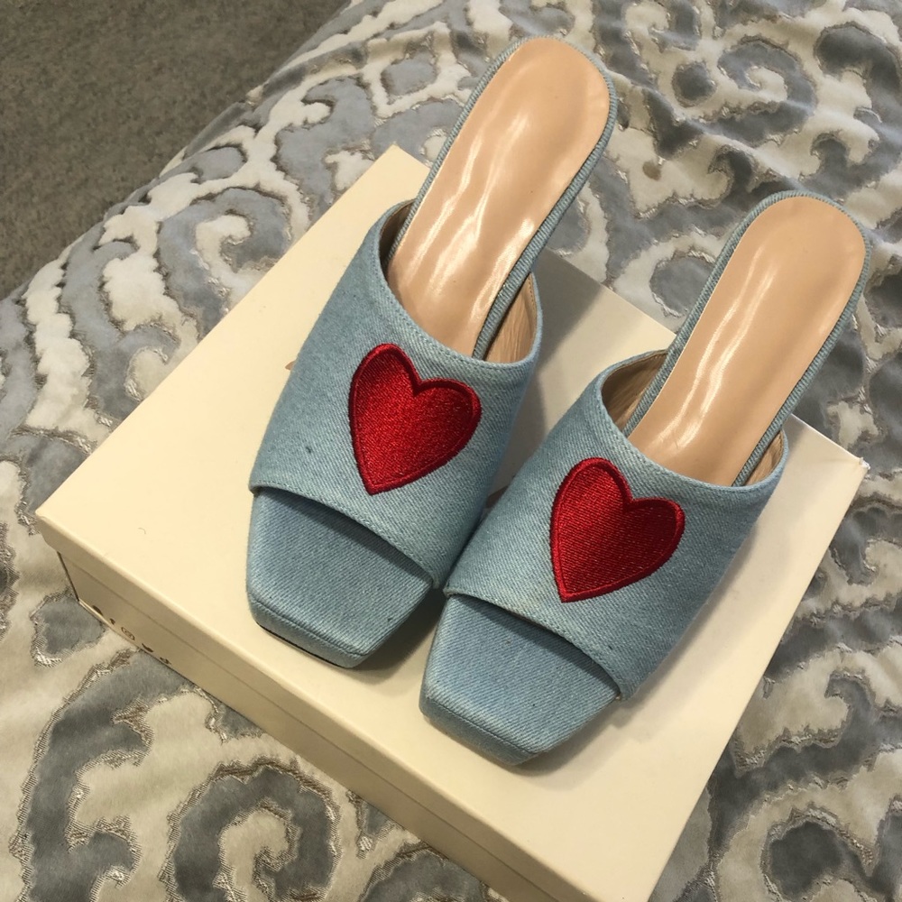 Brand new ! Women’s size 9 runs true to size very comfortable!